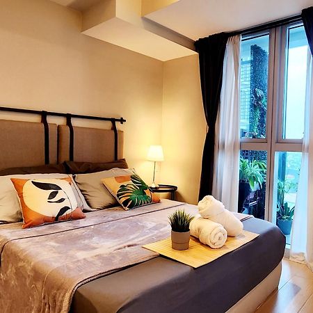 Spacious 7U Homey Unit Steps Away From Uptown Mall And Mitsukoshi Mall Free Parking With Washer Manila Eksteriør billede