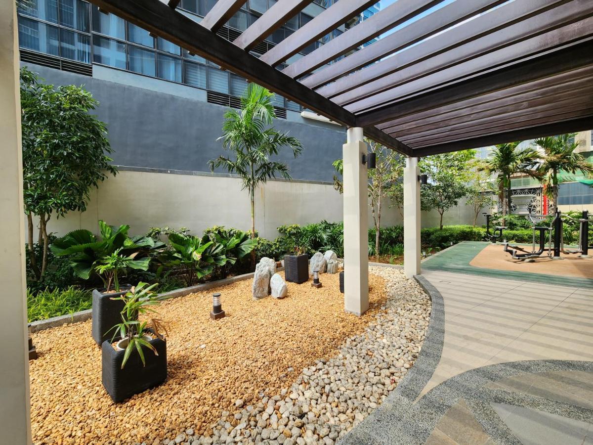 Spacious 7U Homey Unit Steps Away From Uptown Mall And Mitsukoshi Mall Free Parking With Washer Manila Eksteriør billede